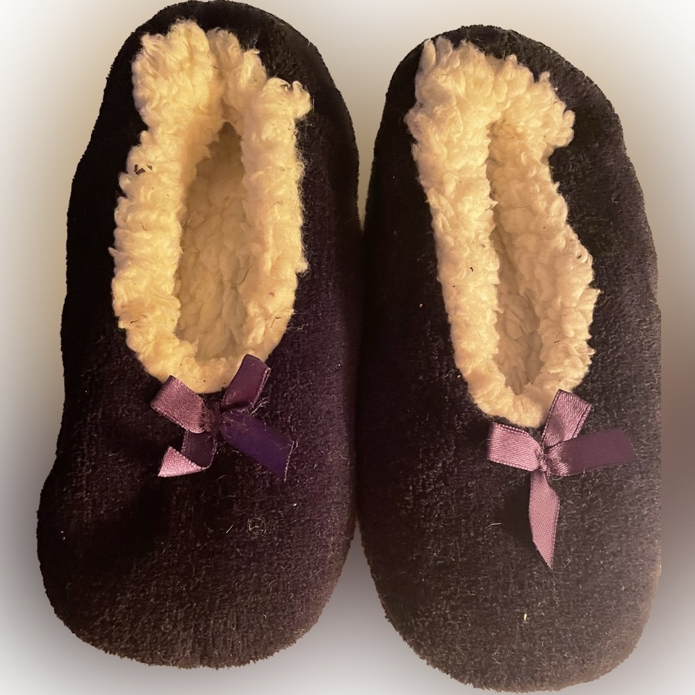 M/L Girls slippers. Black with purple bows, like new.